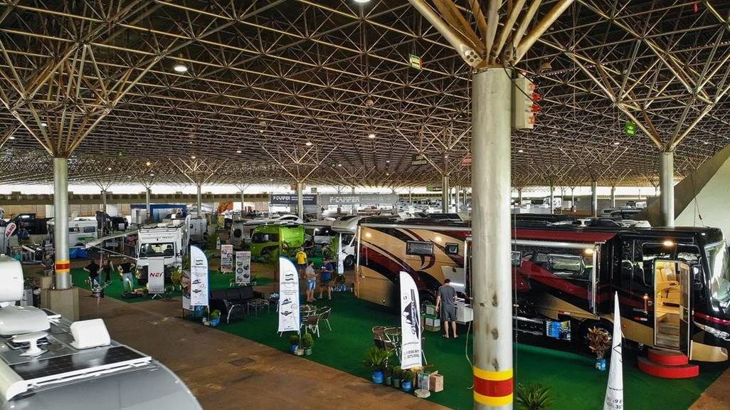 foto de um galpão com diversos motorhomes estacionados