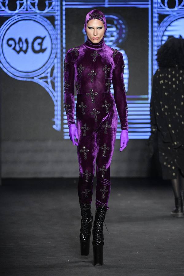 Na passarela do SPFW, modelo usa macacão roxo - Metrópoles