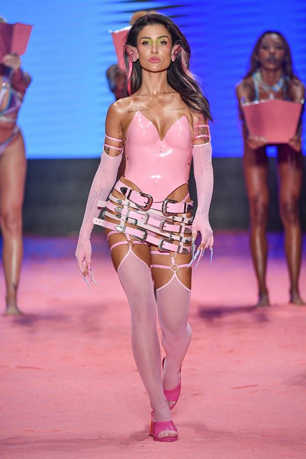 Em passarela do SPFW, Bianca Andrade - Boca Rosa - desfila com look rosa para a marca Bold Strap - Metrópoles