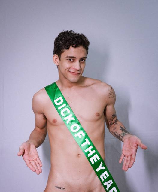 Modelo do Onlyfans posando com faixa verde no peito - Metrópoles