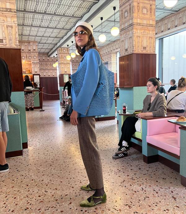 Thai de Melo usa casaco azul, calça cinza e bolsa azul em ráfia da marca Prada - Metrópoles 