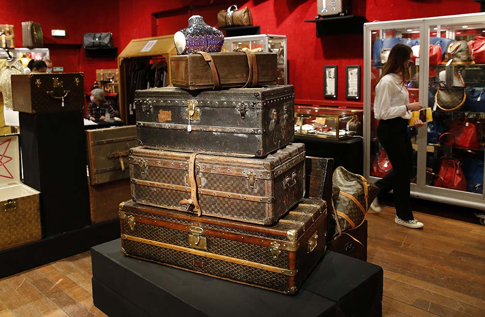 Bagagens vintage da fabricante de artigos de couro Louis Vuitton são exibidas durante uma exposição na casa de leilões Drouot em 12 de abril de 2021 em Paris, França. Essas bolsas, malas e baús da casa francesa de artigos de couro de luxo Louis Vuitton foram leiloados pela casa de leilões Gros & Delettrez em 13 de abril de 2021 em Paris.