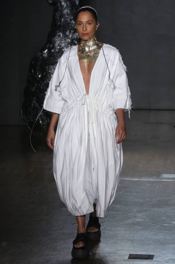 Camila Pitanga desfila no SPFW N54 usando look branco e adereço metalizado no pescoço - Metrópoles