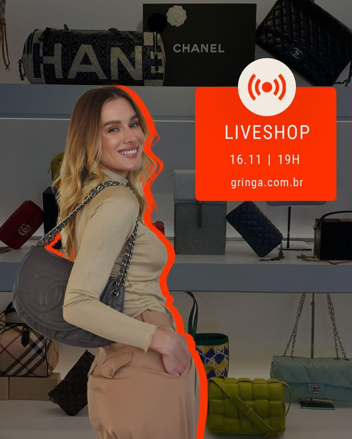 Flyer de divulgação de uma live da marca Gringa. Na imagem é possível ver a modelo Fiorella Mattheis com uma bolsa cinza da marca Chanel, uma blusa e uma calça marrom