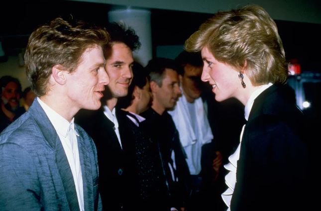 Foto colorida de um homem e uma mulher conversando-Metrópoles