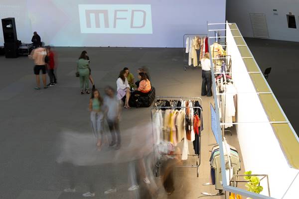 Pessoas andando no evento MFD - Metrópoles 