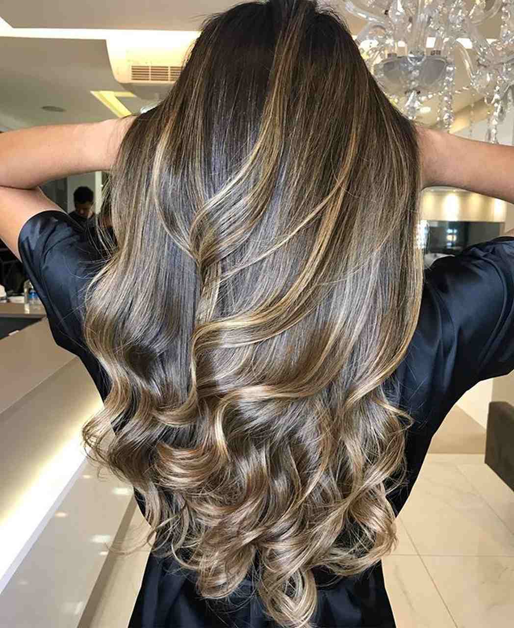 Uma mulher de costas mostrando cabelo cortado