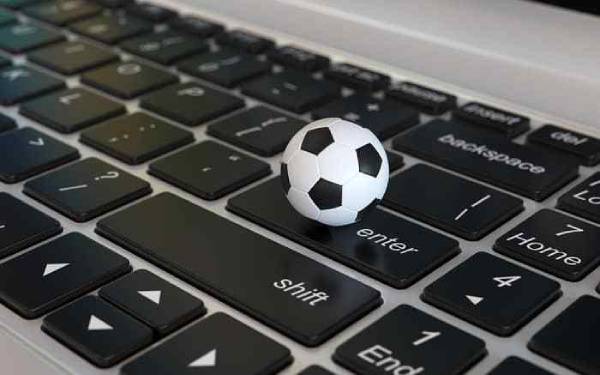 Bola de futebol no teclado de um computador-Metrópoles