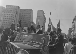 O presidente Juscelino Kubitschek desfilou ao lado do vice João Goulart no Rolls-Royce durante sua cerimônia de posse no Rio de Janeiro