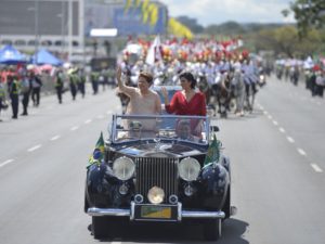 A presidenta Dilma Rousseff durante desfile em carro aberto entre a Catedral Metropolitana de Brasília e o Congresso Nacional