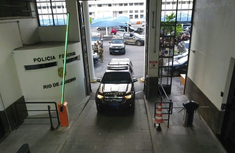 carros da PF saindo da garagem para operação - metrópoles