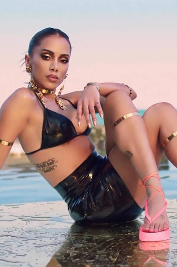 Anitta em campanha da Brizza Arezzo - Metrópoles