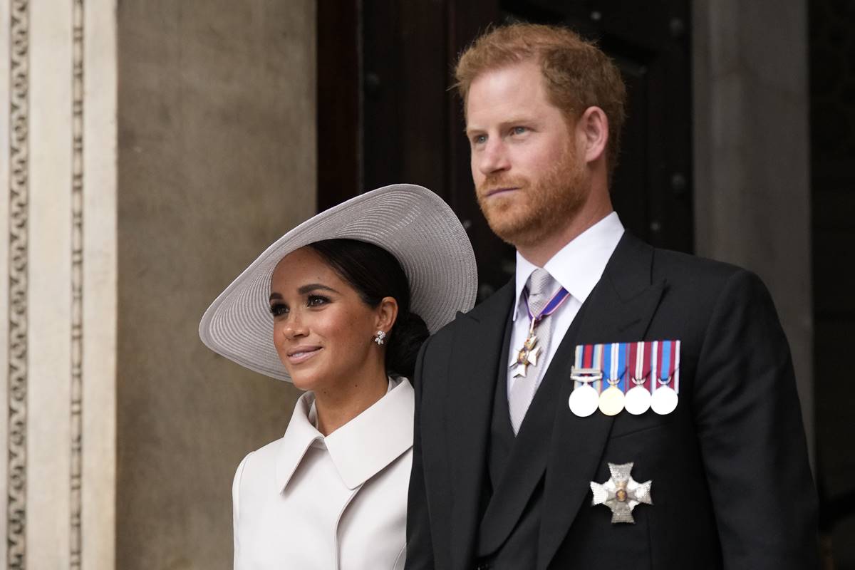 Casal em pé durante cerimônia