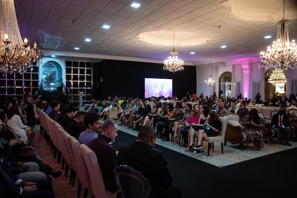 Na imagem com cor, evento Brasília Trends Fashion Week - Metrópoles 