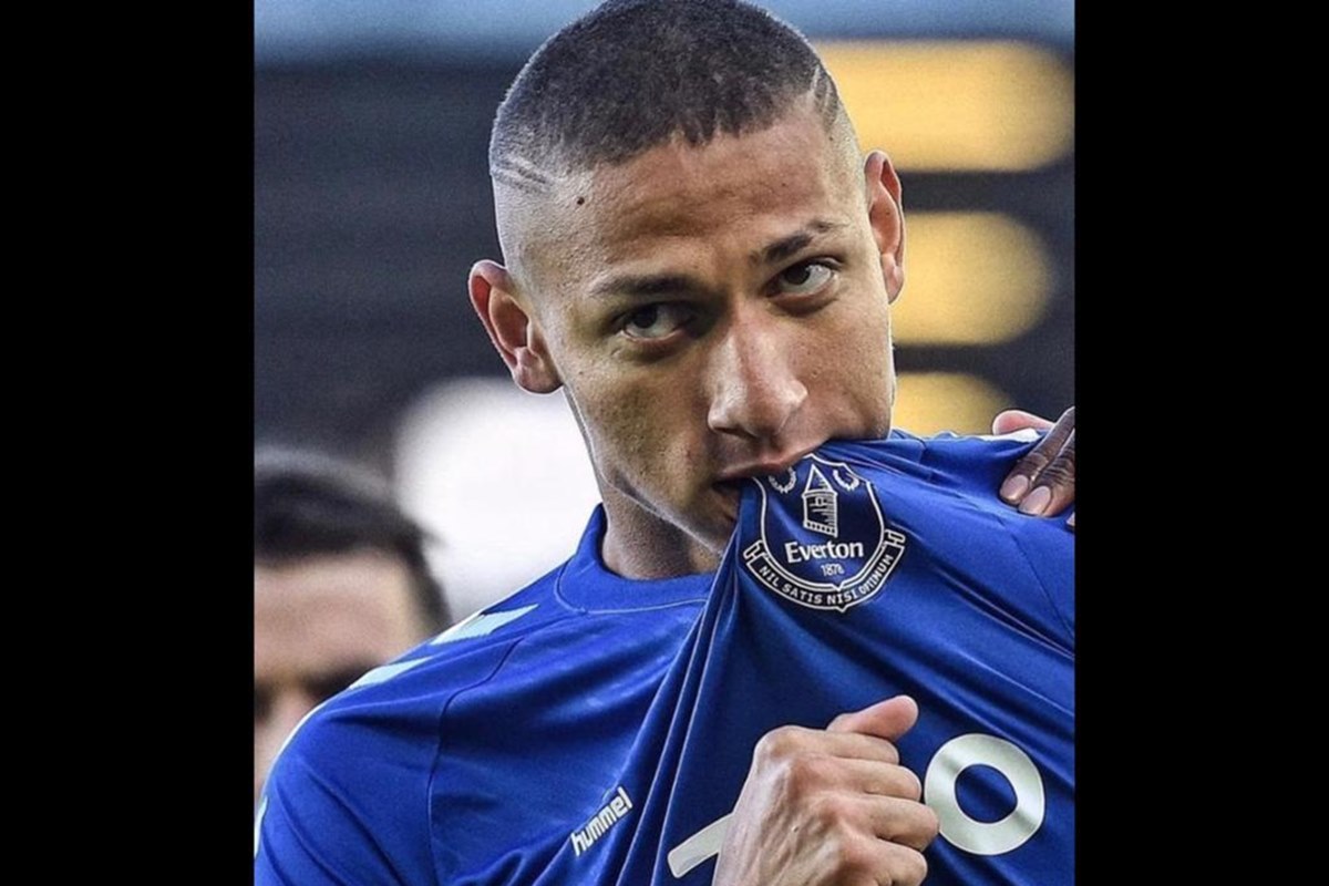 Foto colorida de um homem de perfil olhando para frente. Richarlison-Metrópoles