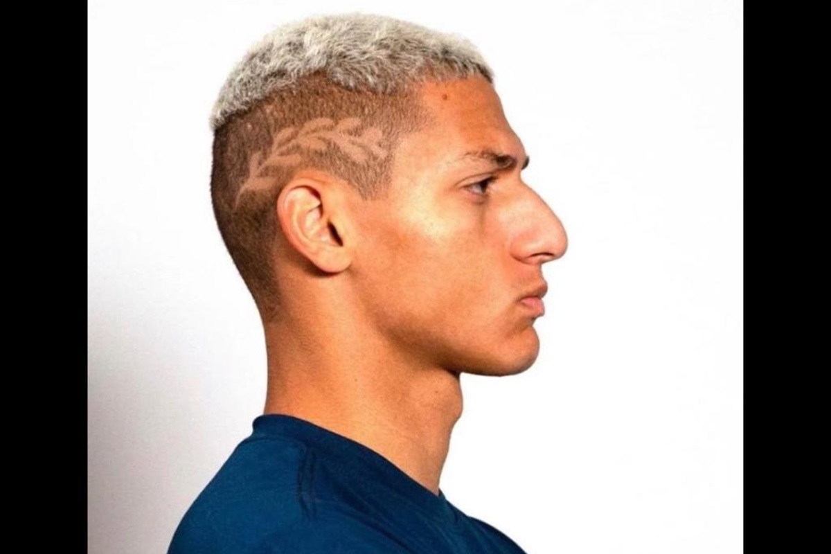 Foto colorida de um homem de perfil olhando para frente. Richarlison-Metrópoles