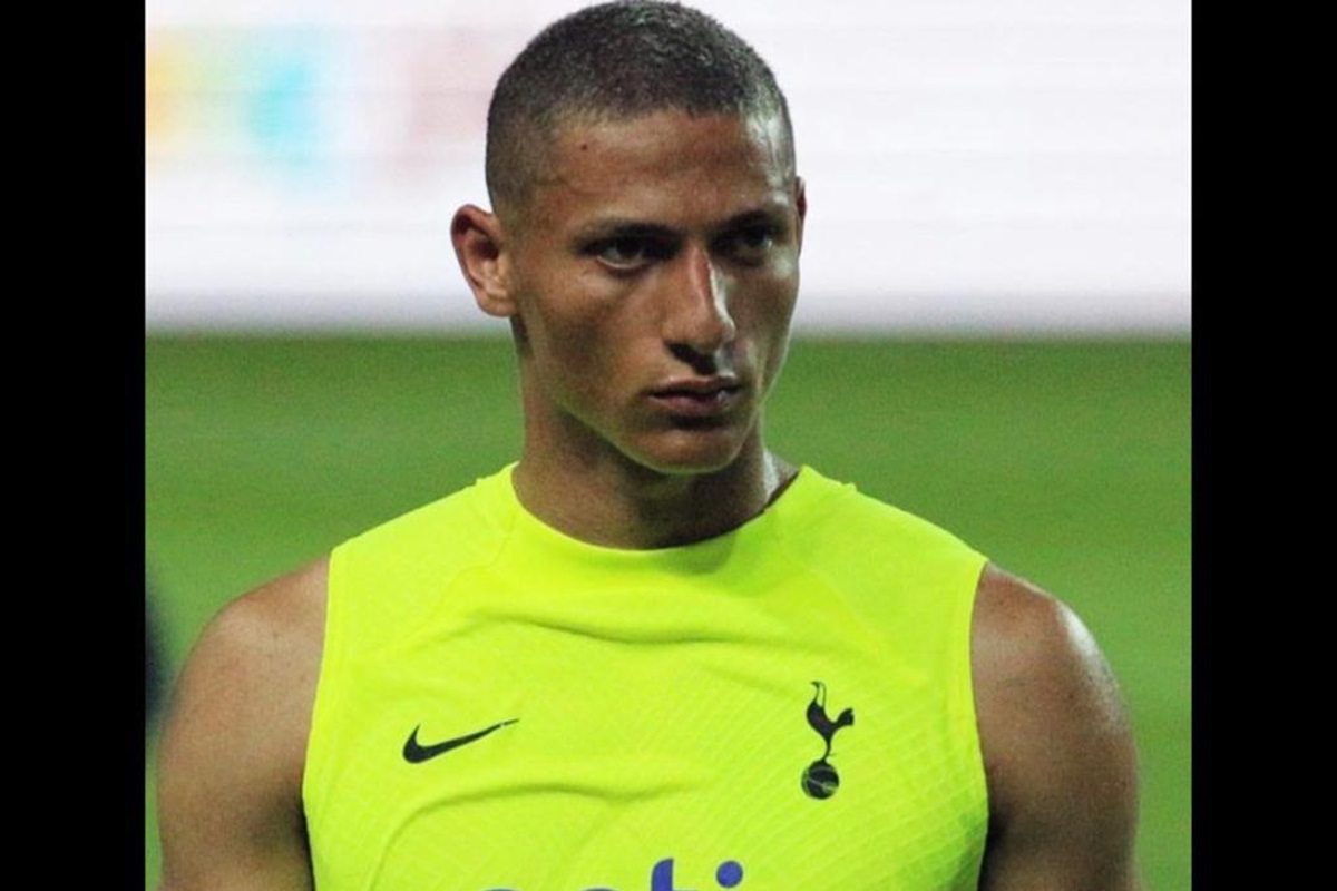 Foto colorida de um homem de perfil olhando para frente. Richarlison-Metrópoles