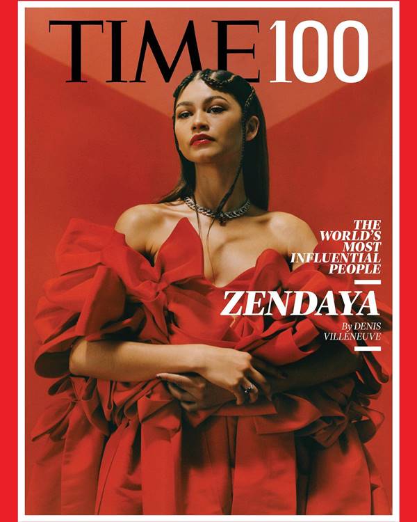 Zendaya usando um vestido vermelho longo com babados na capa da revista Time - Metrópoles 