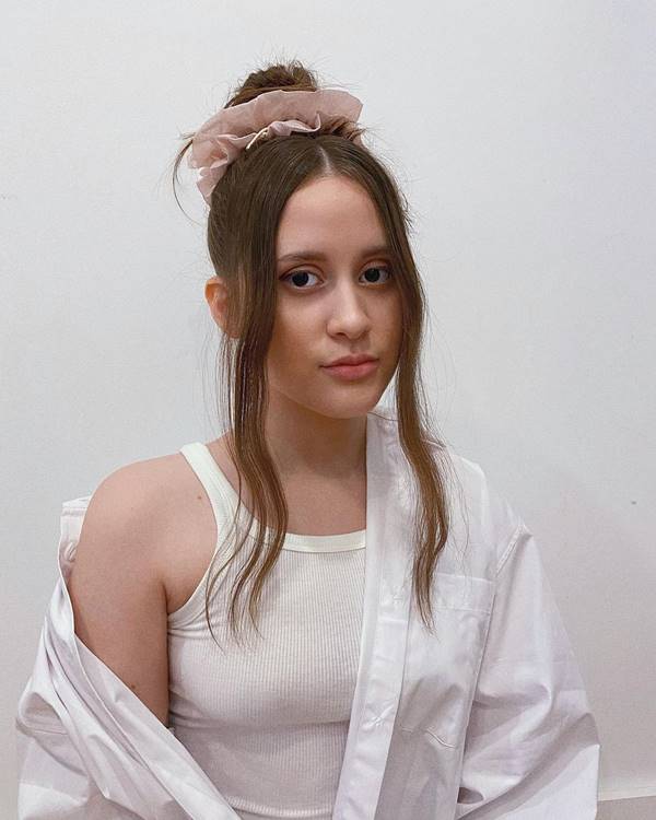 Na foto, mulher usa penteado de cabelo com scrunchie - Metrópoles