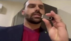 O deputado federal Eduardo Bolsonaro mostra pen-drive em vídeo divulgado em redes sociais, justificando que foi ao Catar levá-los para divulgar o Brasil - Metrópoles