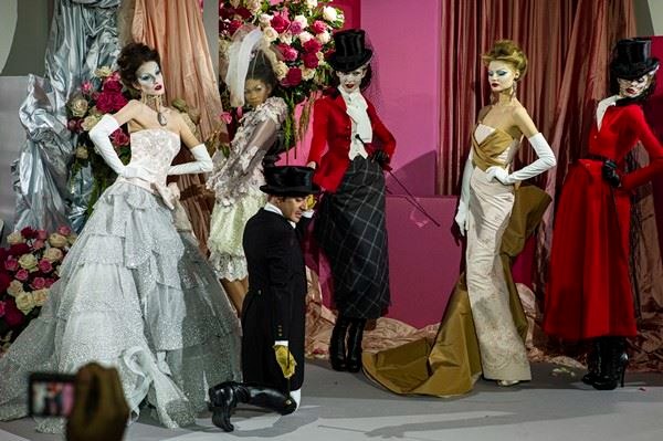 Na imagem com cor, desfile de John Galliano - Metrópoles 