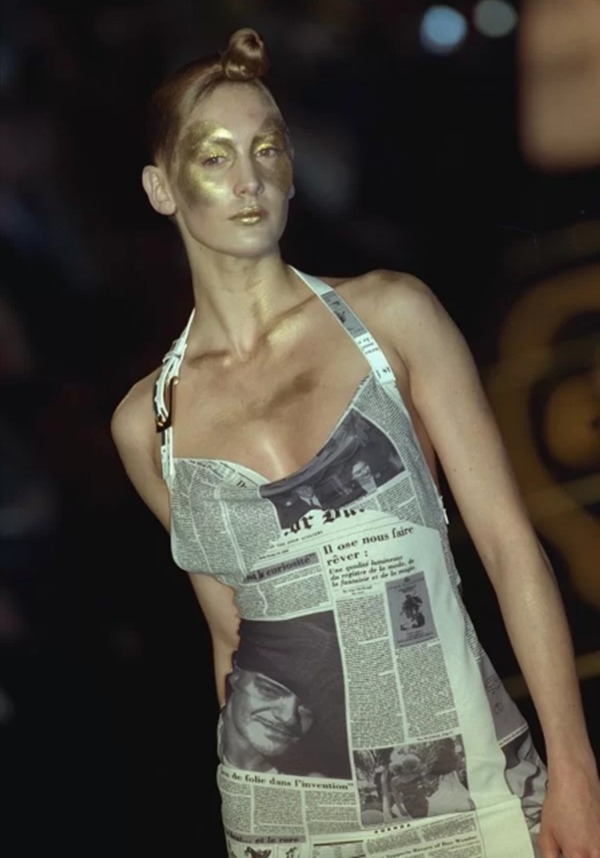 Na imagem com cor, modelo desfila com vestido de estampa do jornal - Metrópoles