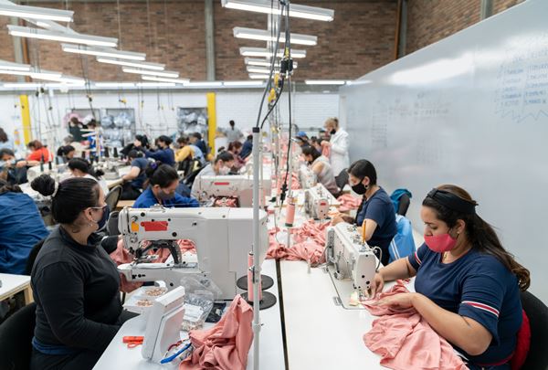 Na imagem com cor, costureiras em fábrica de vestuário - Metrópoles