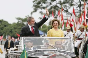 Presidente Luiz Inácio Lula da Silva e a primeira-dama, Marisa Letícia, desfilam em carro aberto da Esplanada dos Ministérios até o Congresso Nacional durante posse de 2007 - Metrópoles