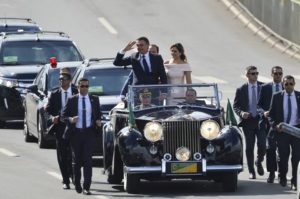 Foto colorida do presidente Jair Bolsonaro e a primeira-dama Michelle Bolsonaro chegam ao Palácio do Planalto para cerimônia de transmissão da Faixa Presidencial - Metrópoles