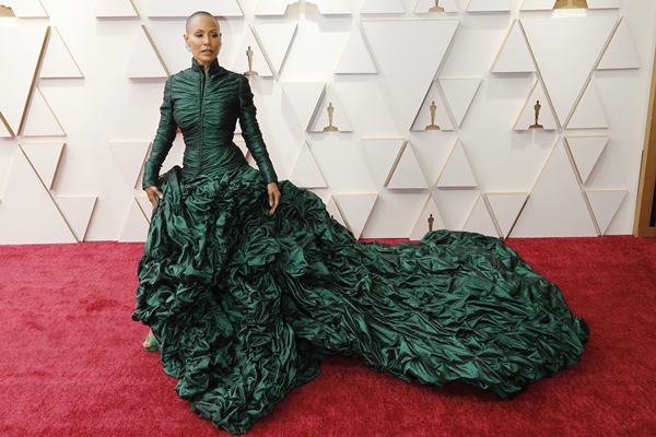 Mulher preta em tapete vermelho usando vestido longo na cor verde