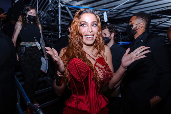 Mulher branca usando vestido vermelho em premiação