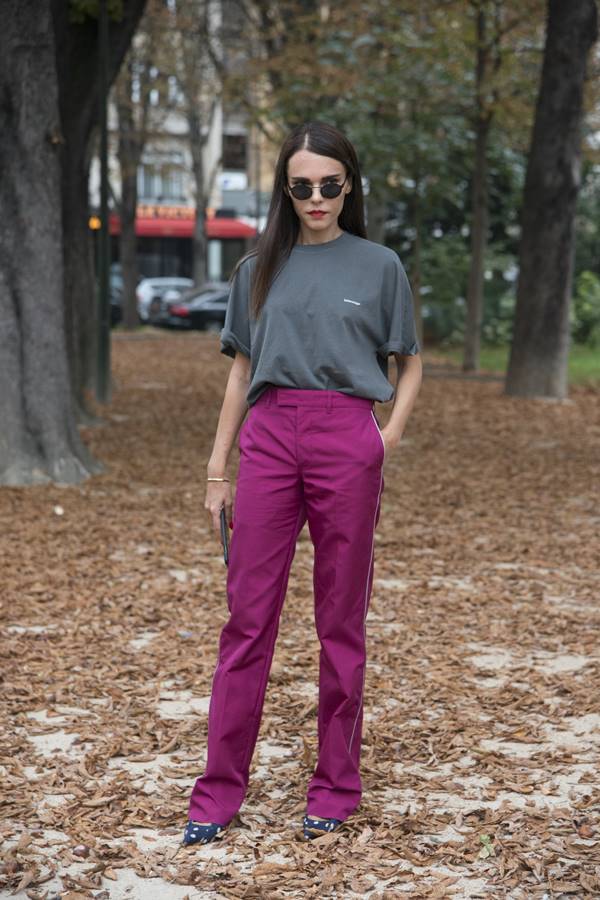 Look com camiseta cinza e calça viva magenta - Metrópoles