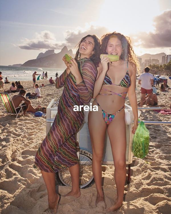 mulheres no verão posando com roupas de banho