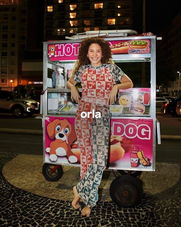 mulheres posando com roupas de banho