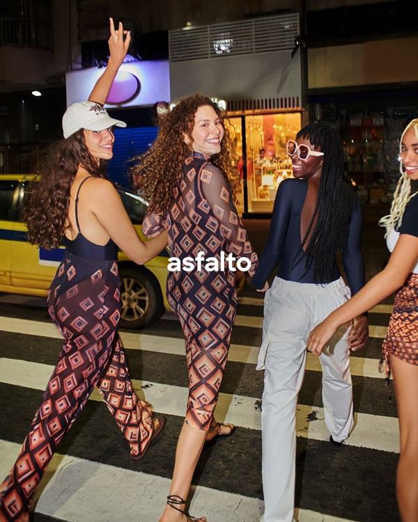 mulheres posando com roupas de banho