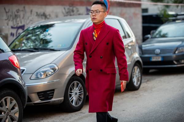 No street style, homem usando sobretudo magenta - Metrópoles