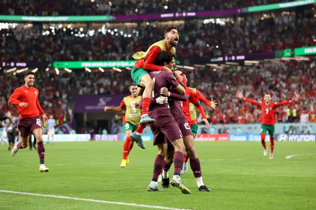 Achraf Hakimi, do Marrocos, comemora após a vitória do time na disputa de pênaltis durante a partida das oitavas de final da Copa do Mundo da FIFA contra a Espanha no Education City Stadium em Al Rayyan, Catar - Metrópoles