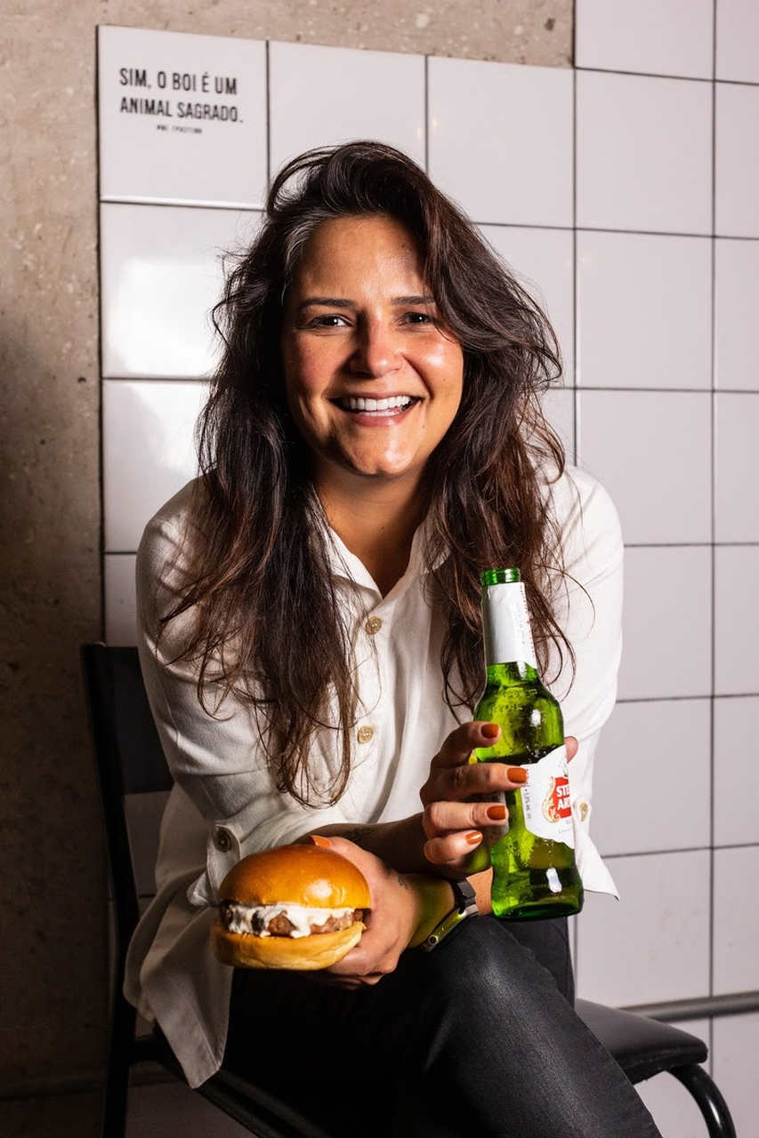 Na foto, a chef Renata Carvalho, do Ricco Burger - Metrópoles