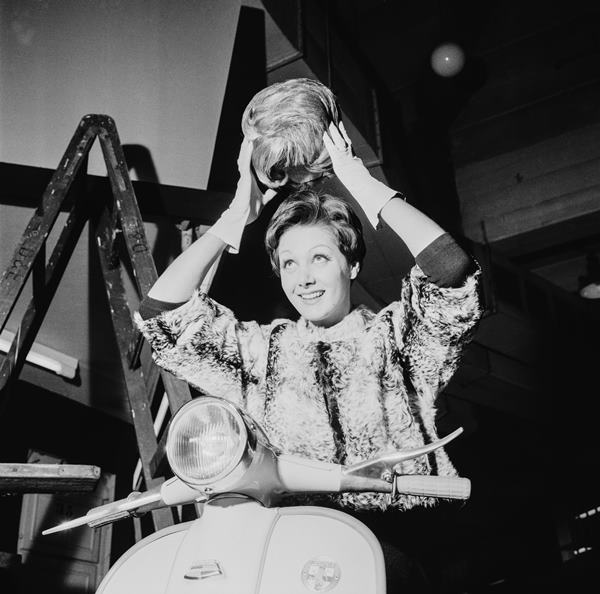 Foto para ilustrar curso. No registro, mulher usa roupa dos anos 1960 /Metrópoles