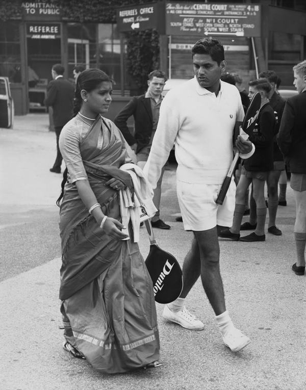 Foto para ilustrar curso. No registro, mulheres usam roupas dos anos 1960 /Metrópoles