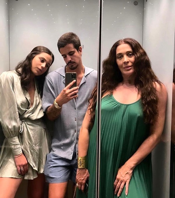 Na imagem com cor, Claudia Raia ao lado dos filhos, Enzo e Sofia - Metrópoles 