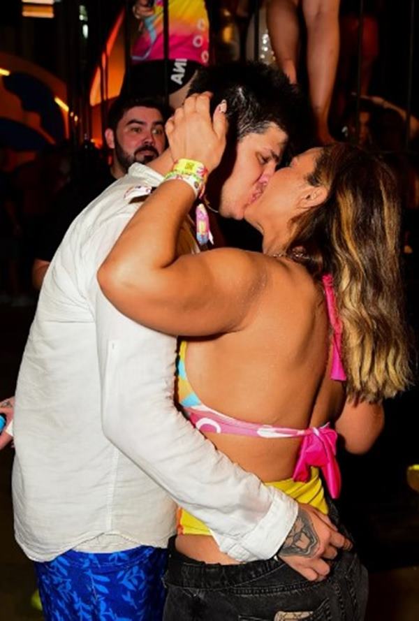 Casal se beija em festa - Metrópoles