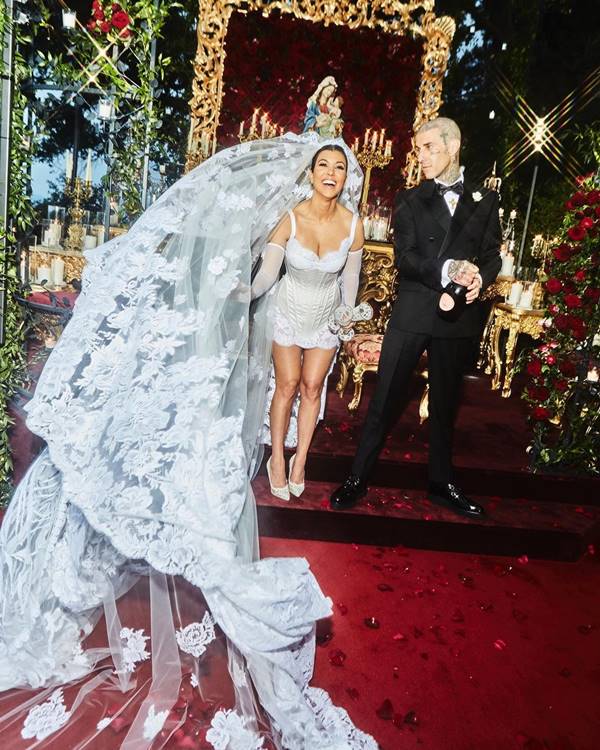 Kourtney Kardashian e Travis Barker no altar em casamento - Metrópoles