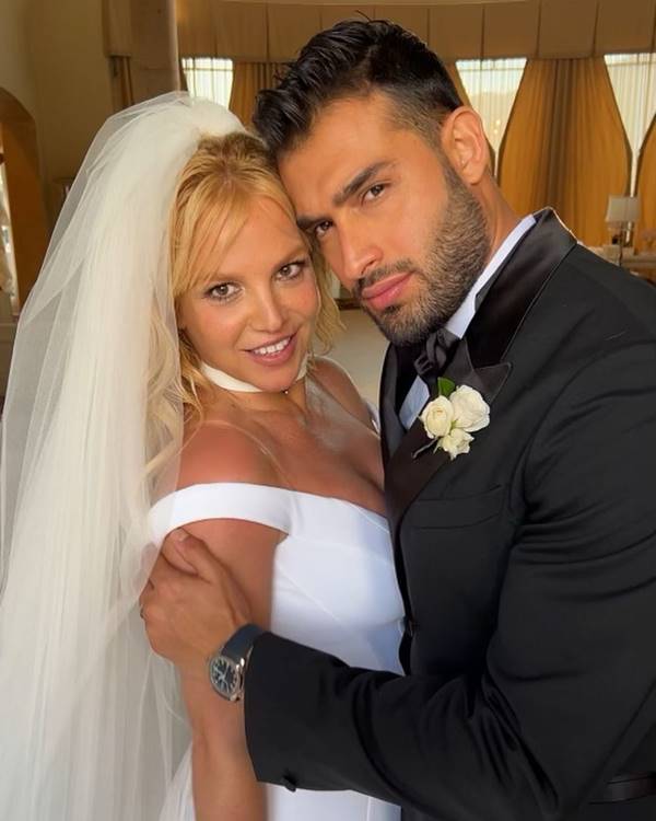 Britney Spears usando vestido de noiva com o marido - Metrópoles