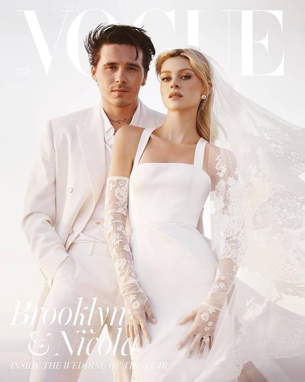 Nicola Peltz e Brooklyn Beckahm na capa da Vogue. Ela usa vestido de noiva e ele usa terno - Metrópoles