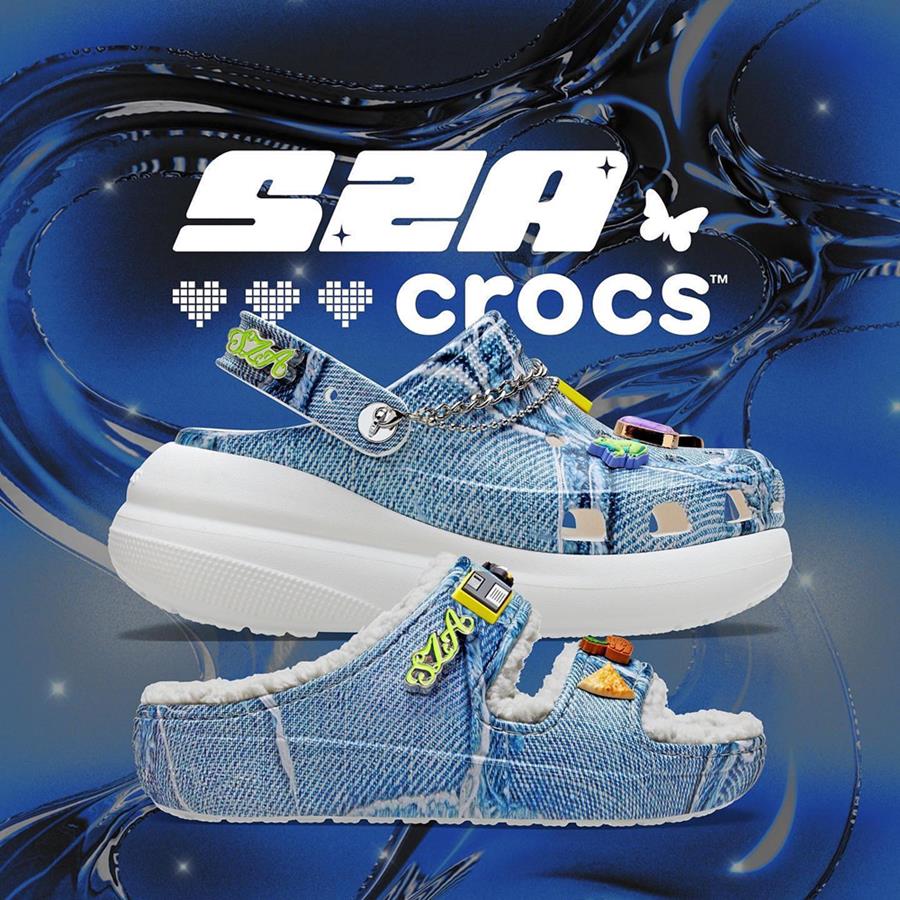 Foto de campanha da marca Crocs. Na imagem é possível ver dois sapatos da marca, um com salto e outro não, mas ambos com o tecido jeans. O lançamento é uma parceria da marca com a cantora SZA. - Metrópoles