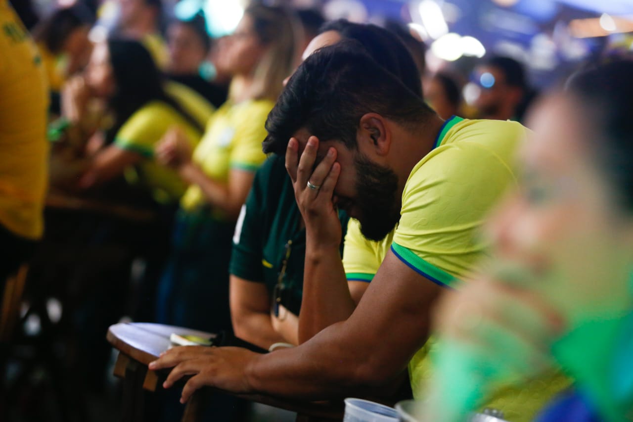 Vídeo e fotos. Da euforia à decepção: brasileiros choram derrota do Brasil  | Metrópoles