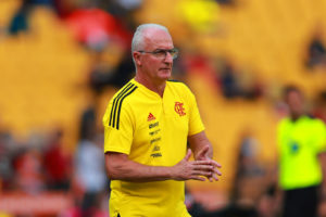 Dorival Jr na beira do gramado - Metrópoles