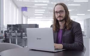 Na imagem, André Luiz P. Reichert está de óculos, de camisa preta e com um notebook em cima da mesa - Metrópoles