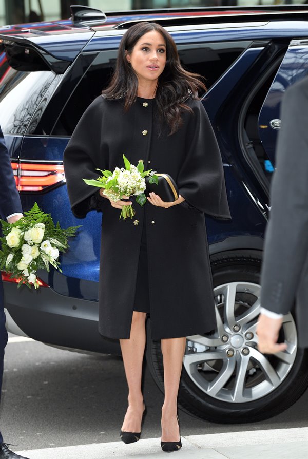 Na imagem com cor, Meghan Markle usa looks menos chamativos - Metrópoles 